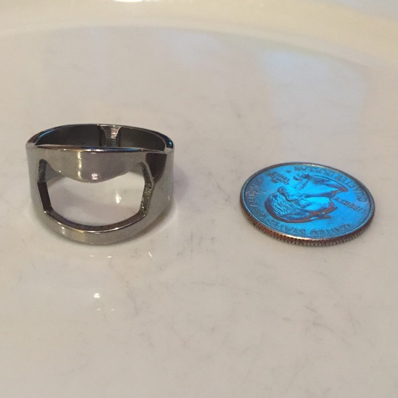 🍺 Awesome Metallic Unisex bottle opening ring! - Picture 4 of 7